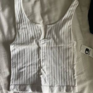 Crop ribbed tank top.